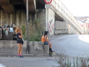 le-prostitute-protestano-per-i-rifiuti-in-strada-12-2